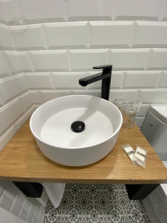 فندق Casual Mardones بلباو المظهر الخارجي الصورة A modern vessel sink
