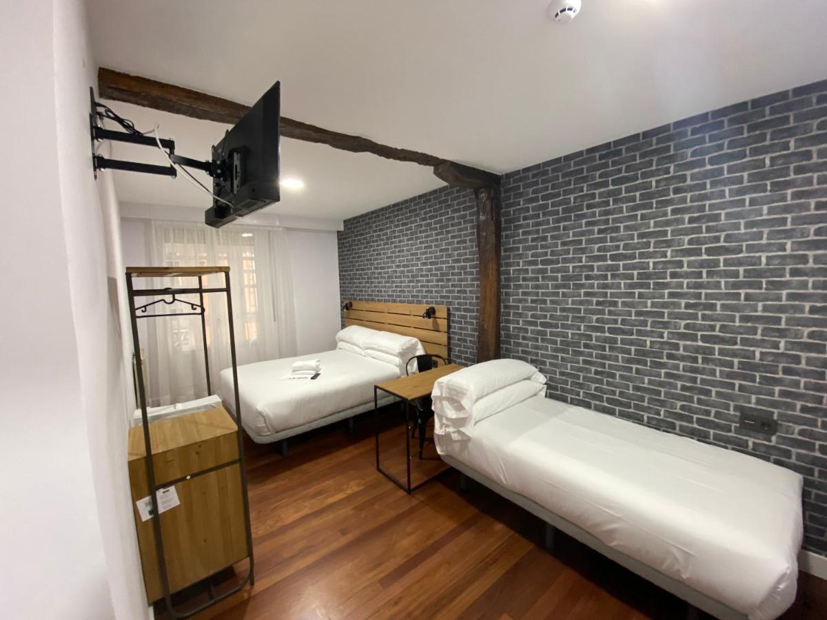 فندق Casual Mardones بلباو المظهر الخارجي الصورة A room at the hotel