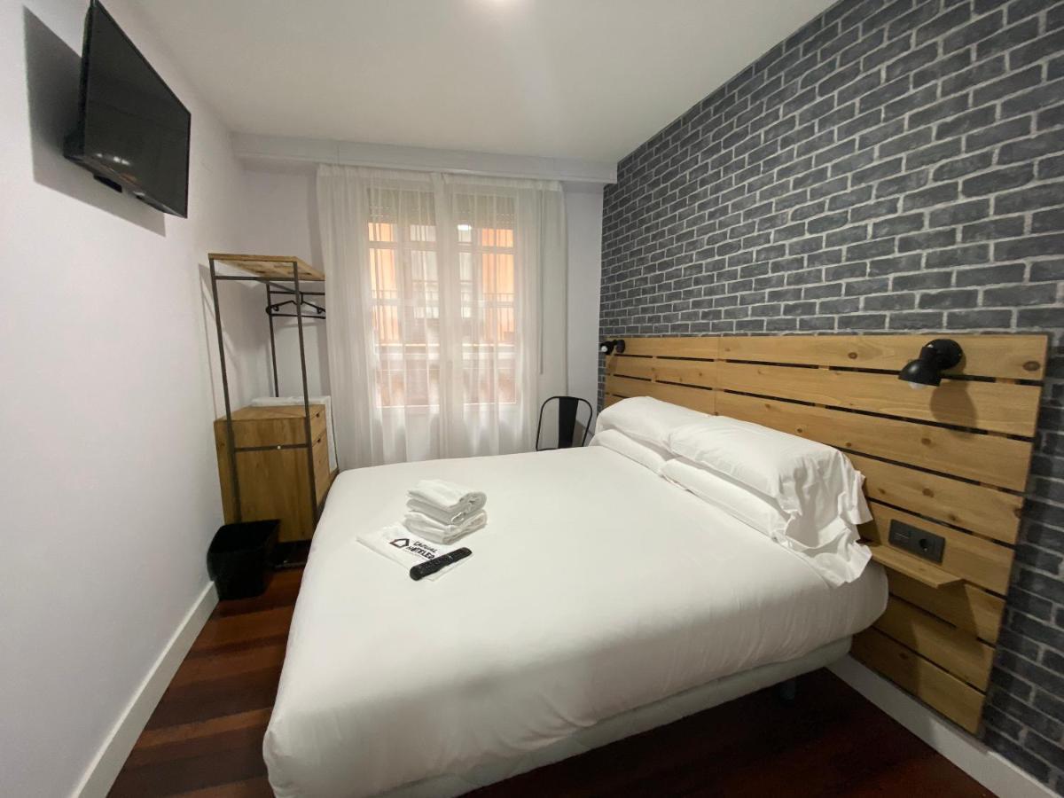 فندق Casual Mardones بلباو المظهر الخارجي الصورة A room at the hotel