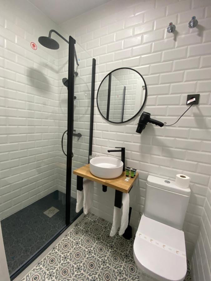 فندق Casual Mardones بلباو المظهر الخارجي الصورة Bathroom in a hotel