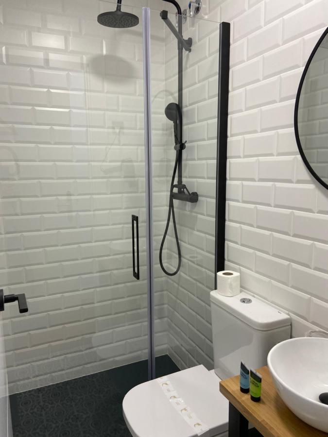 فندق Casual Mardones بلباو المظهر الخارجي الصورة A shower enclosure