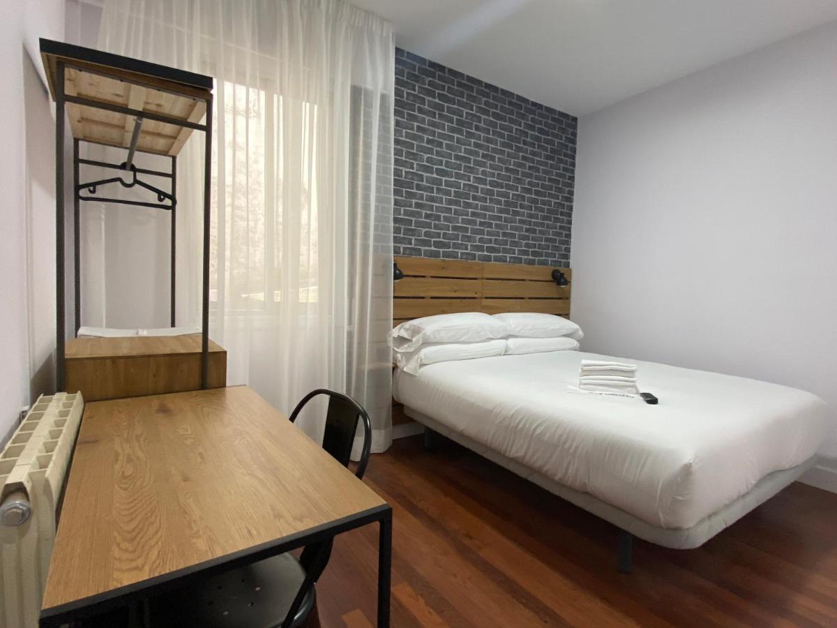 فندق Casual Mardones بلباو المظهر الخارجي الصورة A room at the hotel