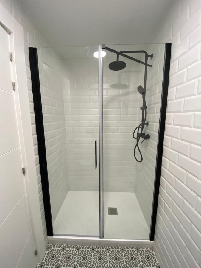 فندق Casual Mardones بلباو المظهر الخارجي الصورة A shower cubicle