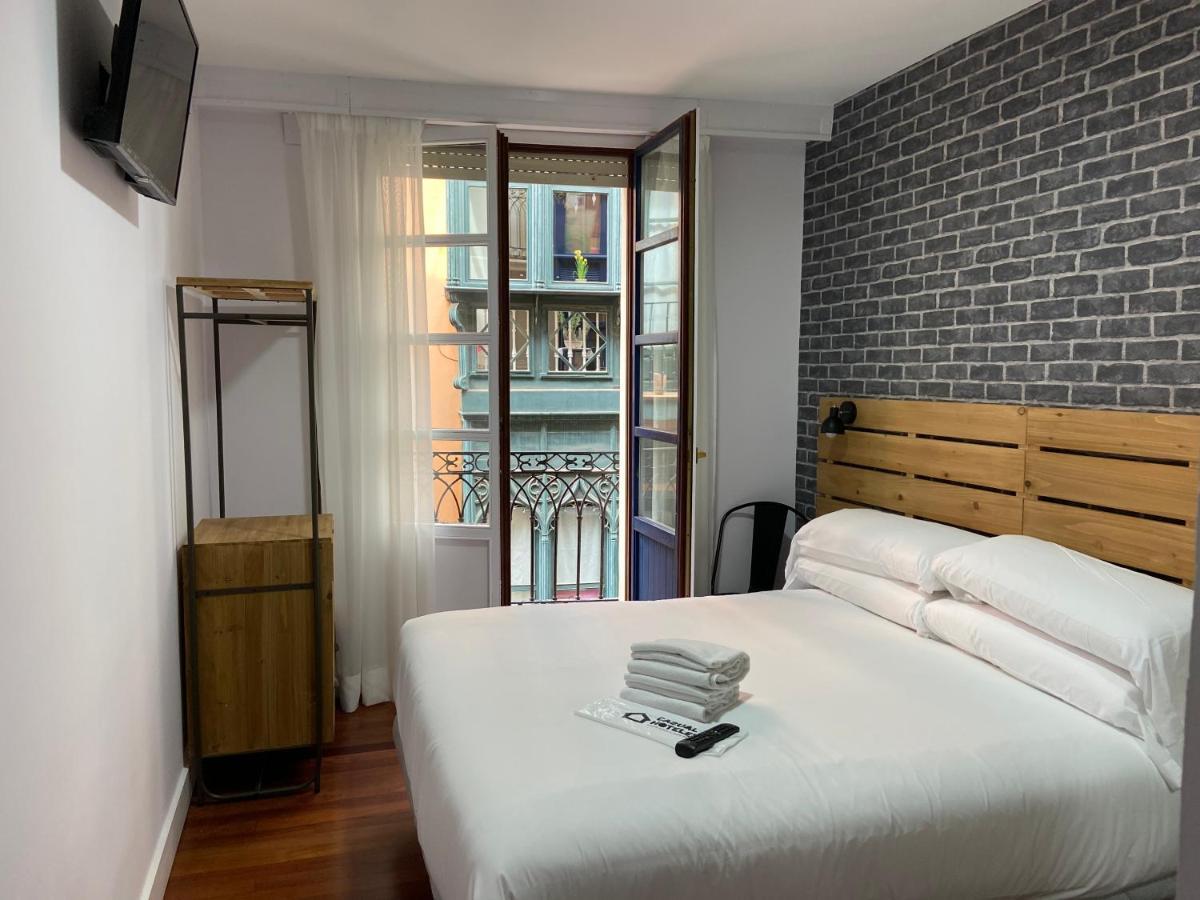 فندق Casual Mardones بلباو المظهر الخارجي الصورة A room at the hotel