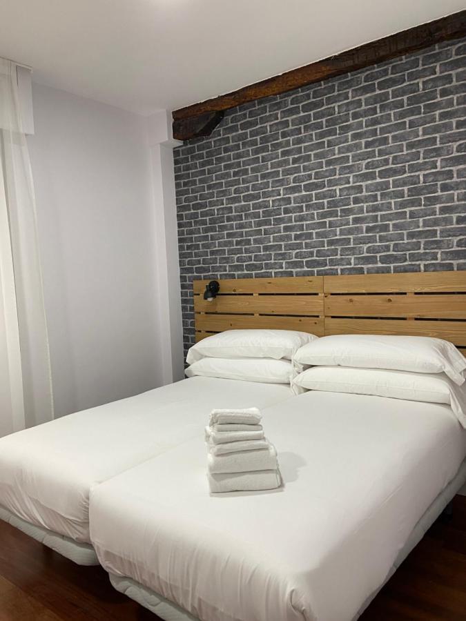 فندق Casual Mardones بلباو المظهر الخارجي الصورة A bedroom at the hotel