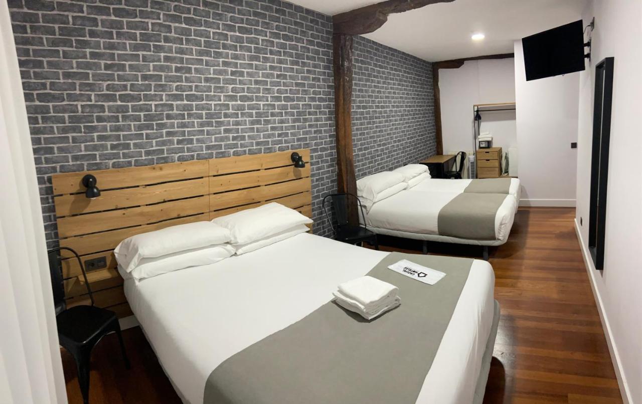 فندق Casual Mardones بلباو المظهر الخارجي الصورة A room at the hotel
