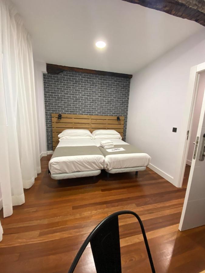 فندق Casual Mardones بلباو المظهر الخارجي الصورة A room at the hotel