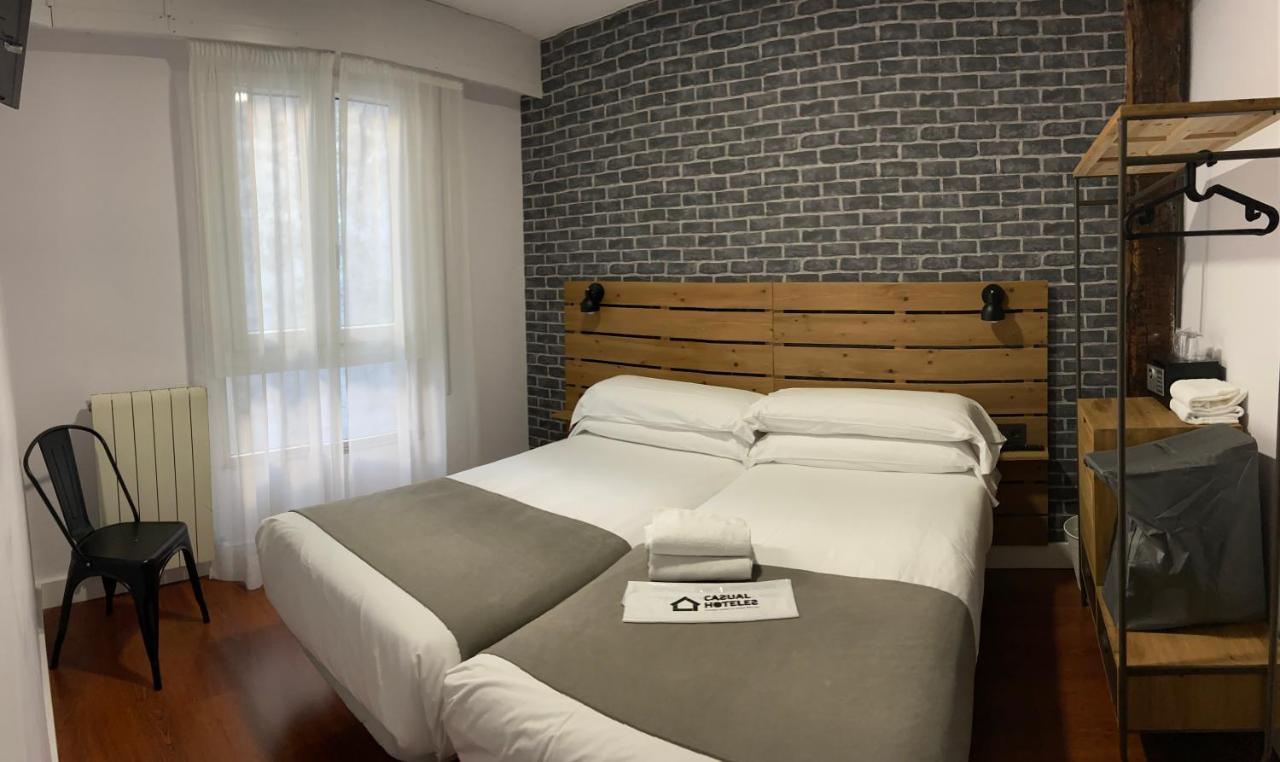 فندق Casual Mardones بلباو المظهر الخارجي الصورة A room at the hotel