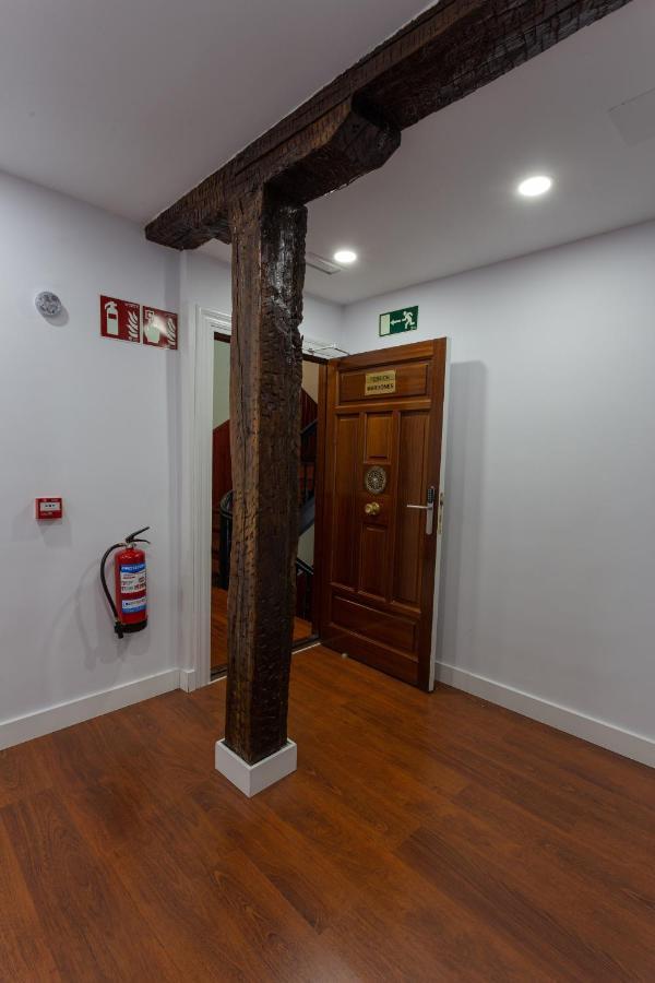 فندق Casual Mardones بلباو المظهر الخارجي الصورة The tree in the entrance of the school