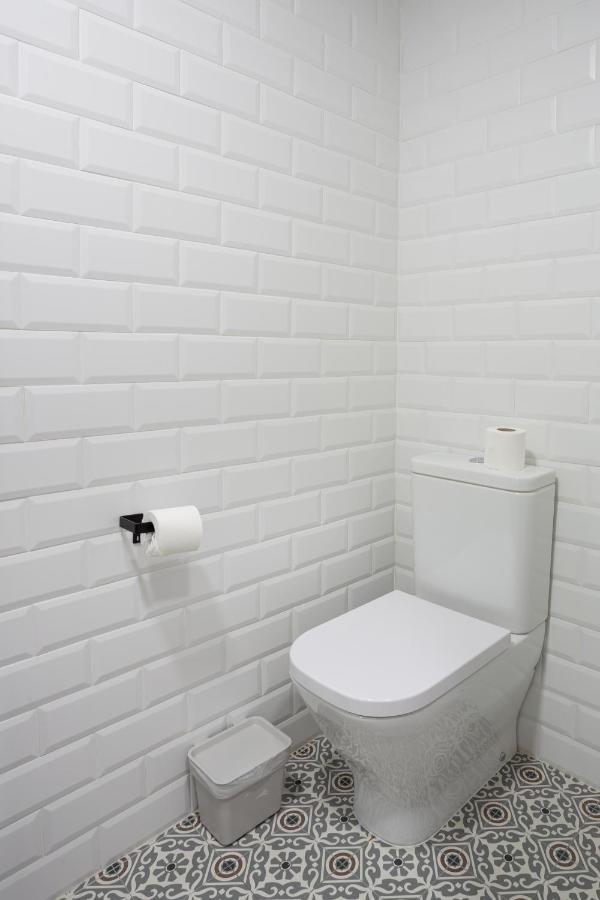 فندق Casual Mardones بلباو المظهر الخارجي الصورة Metro white